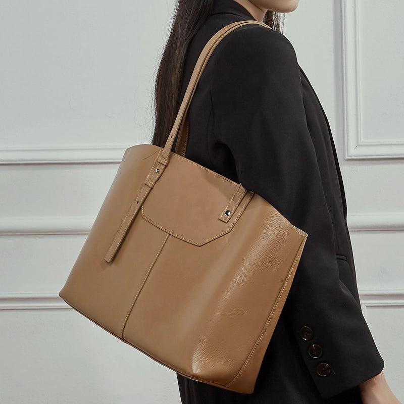 A woman wearing the Cuirae brown
genuine leather tote bag on her shoulder.
