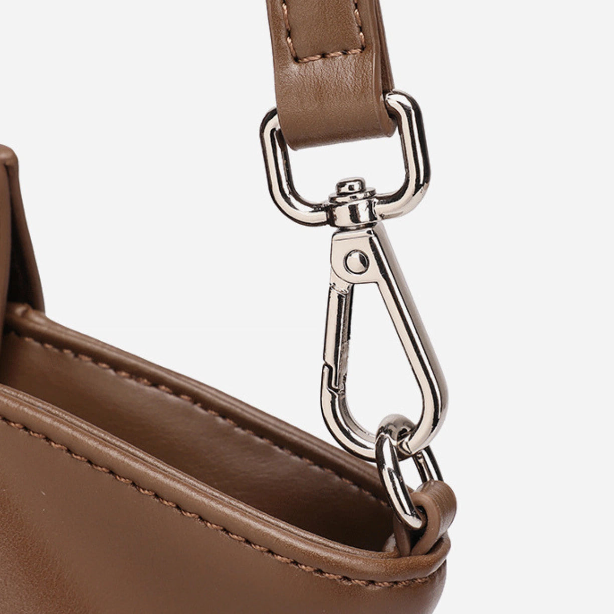 Close up of the shiny, heavy-duty metal clasp on the Cuirae genuine leather bag.