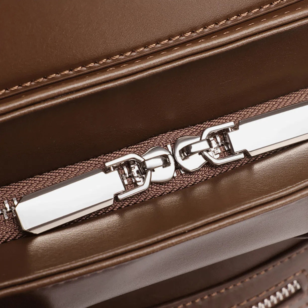 Close up of the smooth metal zipper on the Cuirae top grain cowhide bag.
