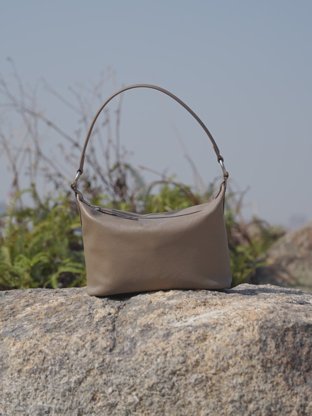 A dynamic showcase of the Cuirae genuine leather shoulder bag, highlighting its appearance up close and the details and metal hardware, as well as how the models demonstrate its versatility with various outfits.