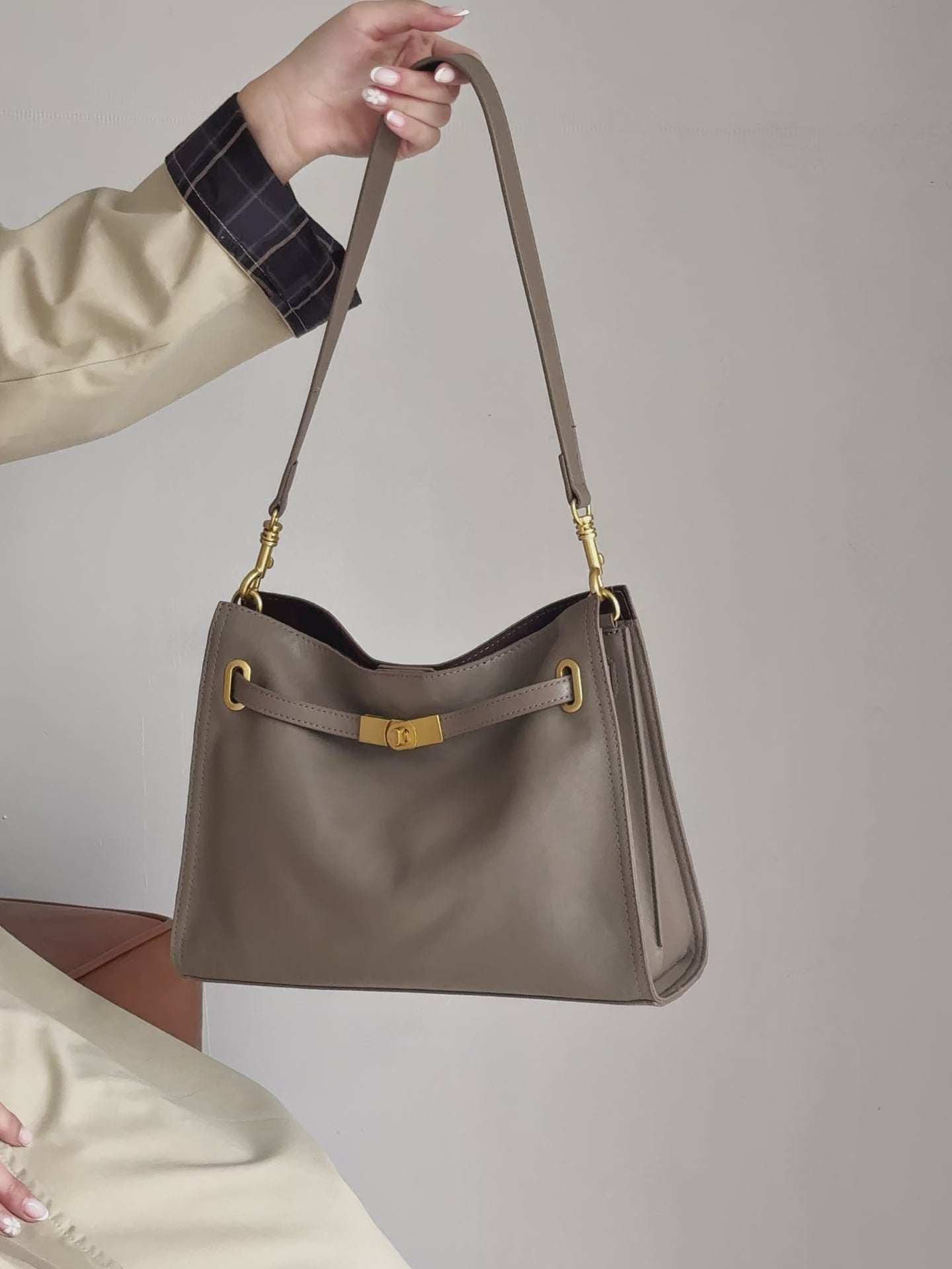 A dynamic showcase of the Cuirae genuine leather crossbody bag, highlighting its appearance up close and the details and capacity, as well as how the models demonstrate its versatility with various outfits.