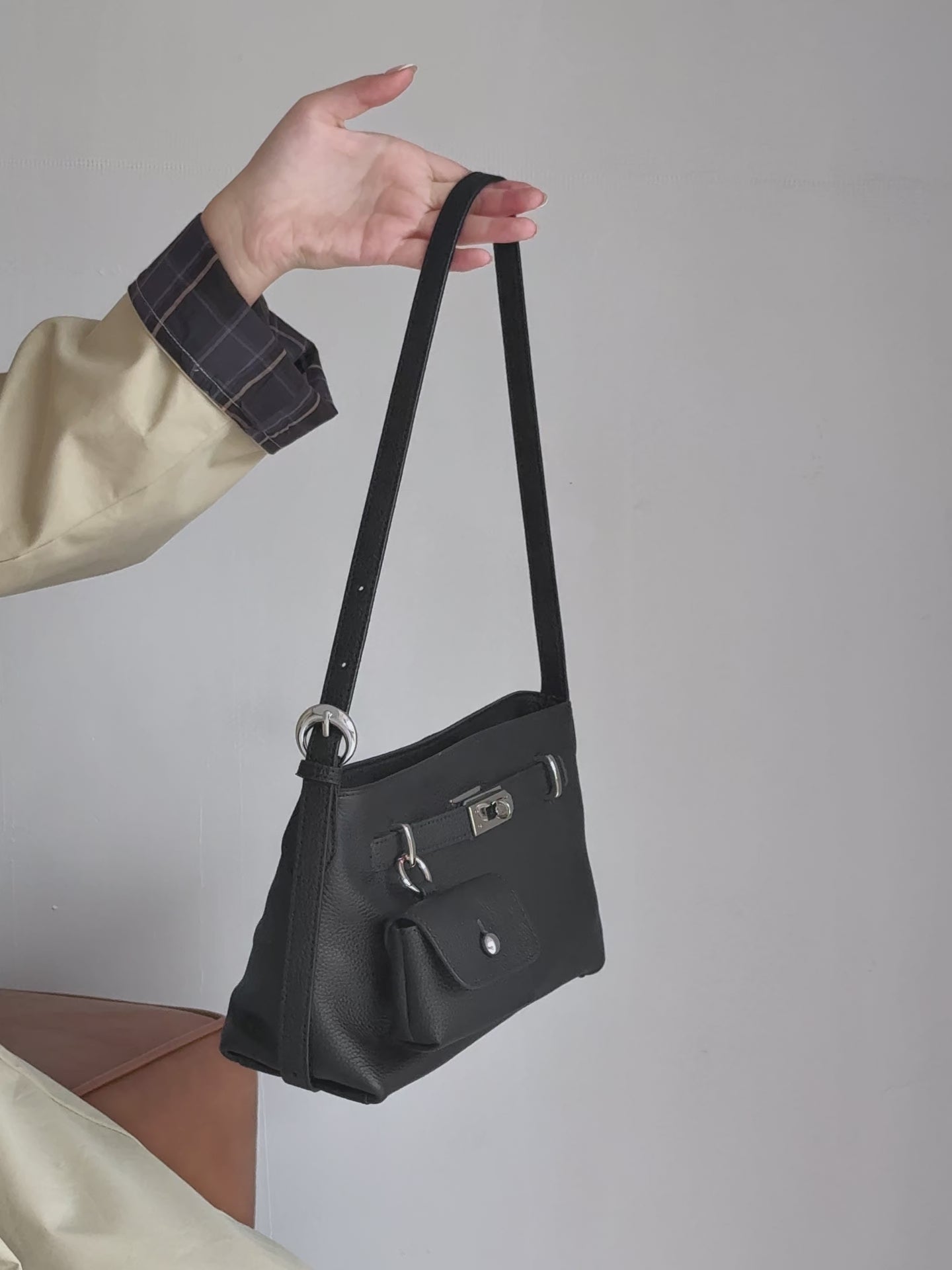 A dynamic showcase of the Cuirae genuine leather crossbody bag, highlighting its spacious interior, built-in pockets, and metal hardware details, as well as how the models demonstrate its versatility with various outfits.