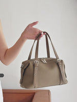 A dynamic showcase of the Cuirae genuine leather shoulder bag, highlighting its appearance up close and the details and metal hardware, as well as how the models demonstrate its versatility with various outfits.