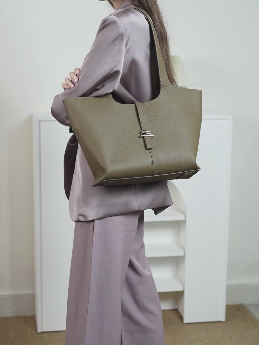 A vibrant display of the Cuirae genuine leather tote bag in various colors showcases how it looks when worn by a model, as well as close-ups of the leather.
