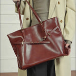 A dynamic showcase of the Cuirae genuine leather tote bag, highlighting its appearance up close and the details and metal hardware details, as well as how the models demonstrate its versatility with various outfits.