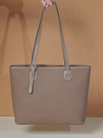 A dynamic showcase of the Cuirae genuine leather tote bag, highlighting its spacious interior, built-in pockets, and metal hardware details, as well as how the models demonstrate its versatility with various outfits.